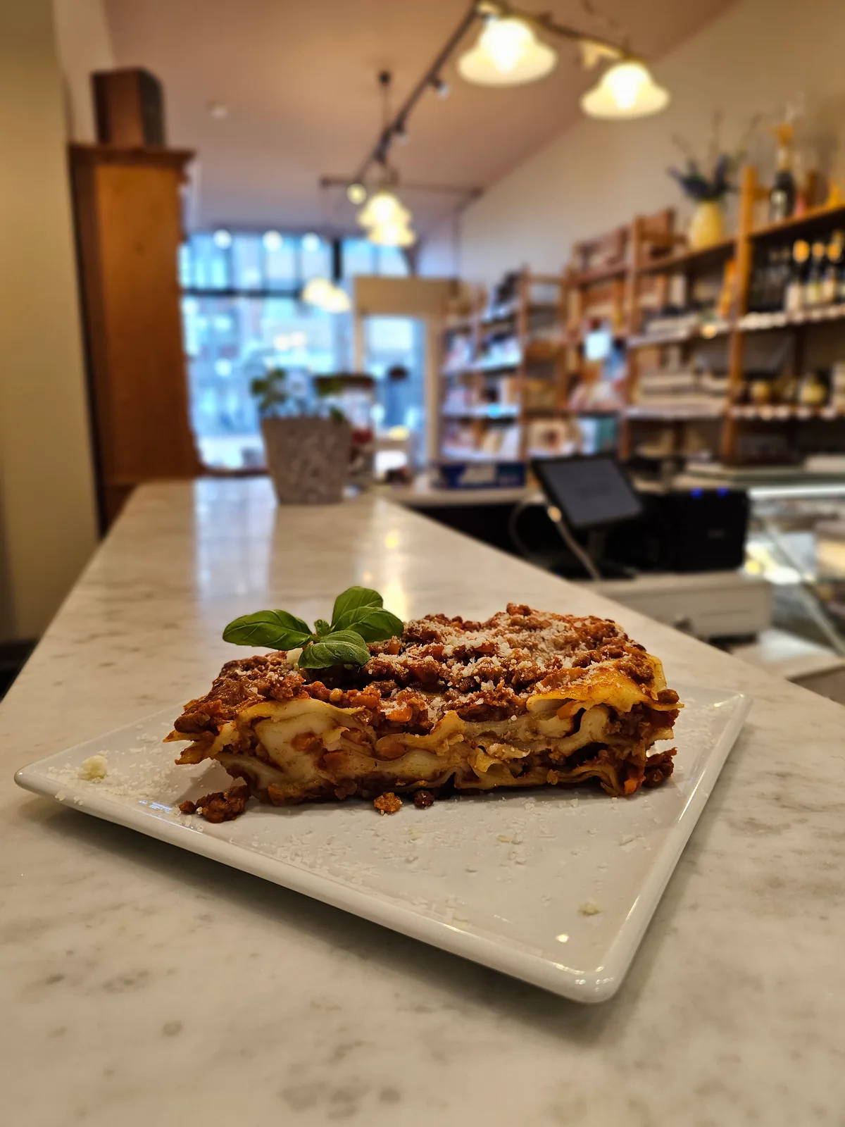 Een echte portie lasagne, geserveerd bij Tirrenia